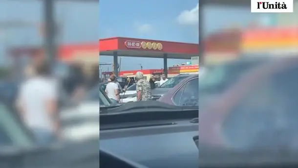 Lascia neonato in auto a 40 gradi, padre spacca parabrezza e salva il figlio