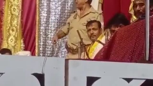 VIDEO : आगरा में रामलीला के मंच पर पुलिसकर्मी का हाईवोल्टेज ड्रामा, वर्दी की गरिमा को किया तार-तार; निलंबित