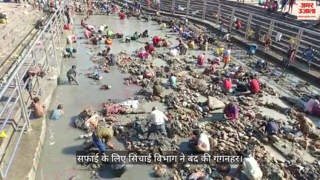 खजाना ढूंढने नदी में उतरे लोग