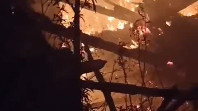 VIDEO : कुल्लू के पढ़ारनी गांव में भड़की आग, मकान जलकर राख, लाखों का नुकसान