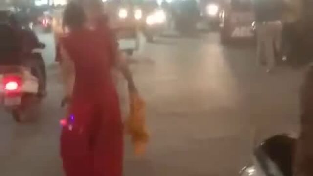 Varanasi: जर्मनी की महिला ने गोदौलिया चौराहे पर मचाया उत्पात