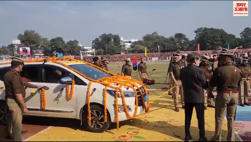 डीजीपी अशोक कुमार की गाड़ी को परंपरा के अनुसार धक्का लगाते पुलिस अधिकारी