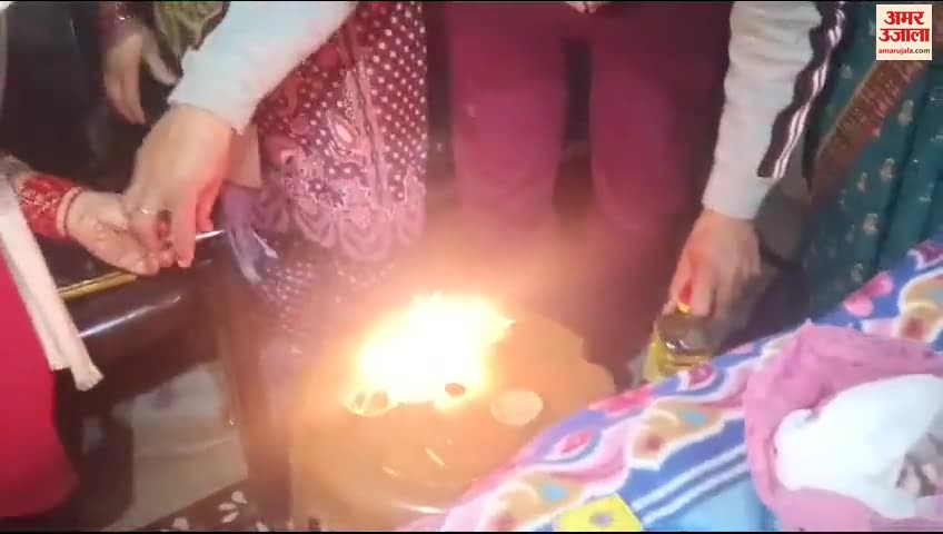 गबर सिंह की पत्नी को मिठाई खिलाती महिलाएं।