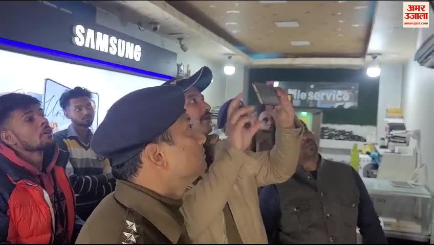 शोरूम का शटर उखाड़कर लाखों के मोबाइल फोन नकदी चोरी;