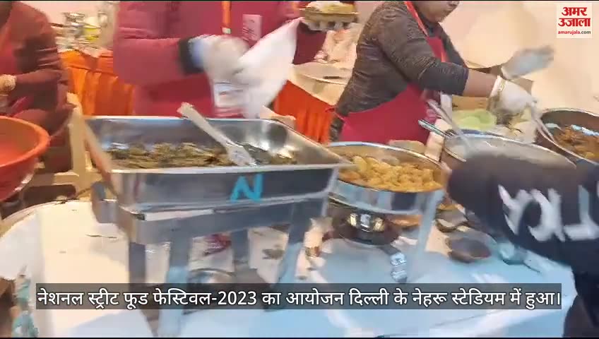 पहाड़ी खाना परोसती महिलाएं