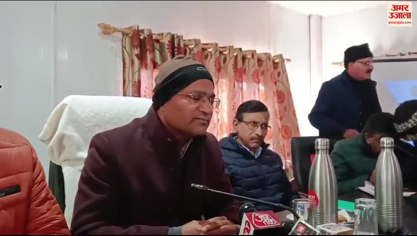 जोशीमठ में बैठक करते आपदा सचिव रणजीत सिन्हा