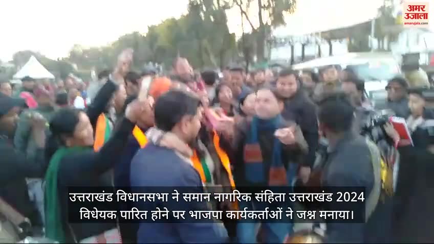 विधानसभा के बाहर कार्यकर्ता