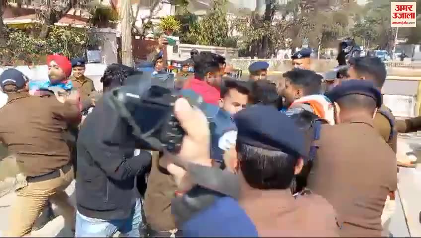 एनएसयूआई ने किया प्रदर्शन