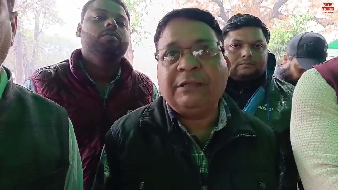 पीड़ित व्यापारी (चेक शर्ट) व अन्य लोग