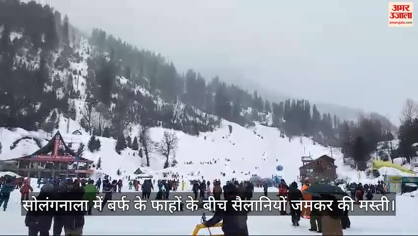 VIDEO : Tourists have fun amidst snow in Solanganala